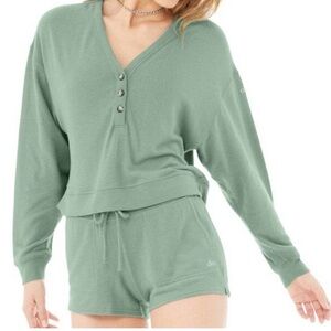 Alo Alolux Soho Cropped Henley Pullover in Seagrass